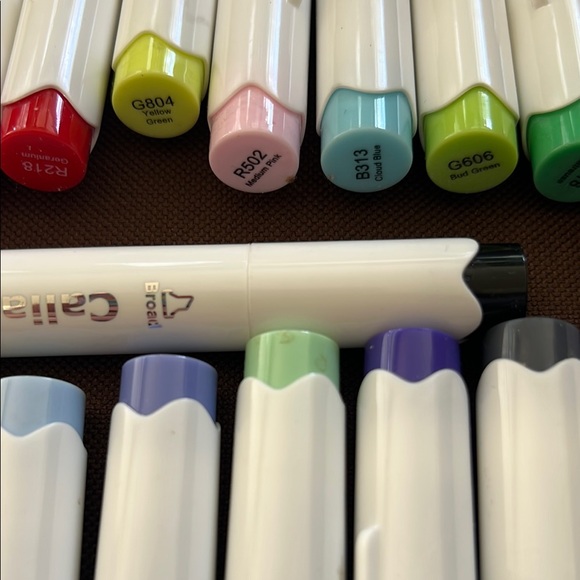 Colorful Dual-Tip Markers Set - Picture 6 of 7